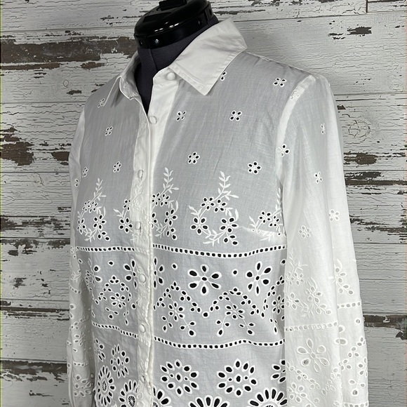 CABI Coast Eyelet Button Up Blouse White M #6084 NWT - Picture 3 of 6